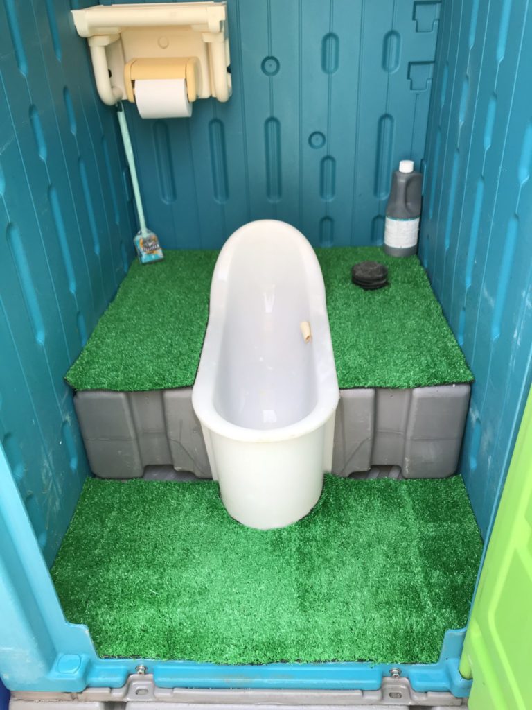 仮設トイレに人工芝を！！｜大阪市で高気密住宅のご相談は「リーフアーキテクチャ」