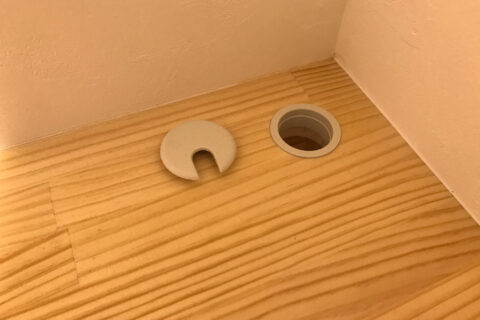 造作デスクに配線孔キャップ取り付け