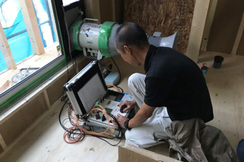 大阪市平野区Ｕ様邸にて気密測定を行いました。