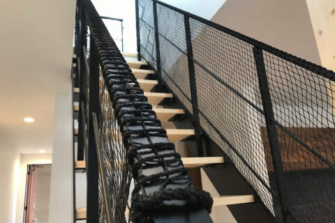 スケルトン階段に転落防止ネットを取り付けてきました。