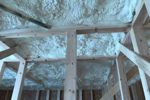 断熱材「アイシネン」の吹付け工事をしていただきました。