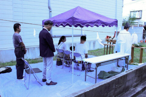 新築現場の草刈り、再び。…そして地鎮祭へ。