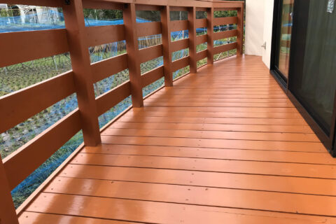 ウッドデッキの塗装をやってきました。