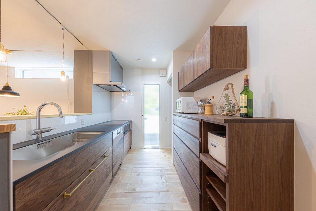 天然木オーダーキッチンが標準装備の注文住宅は大阪狭山市のリーフアーキテクチャ