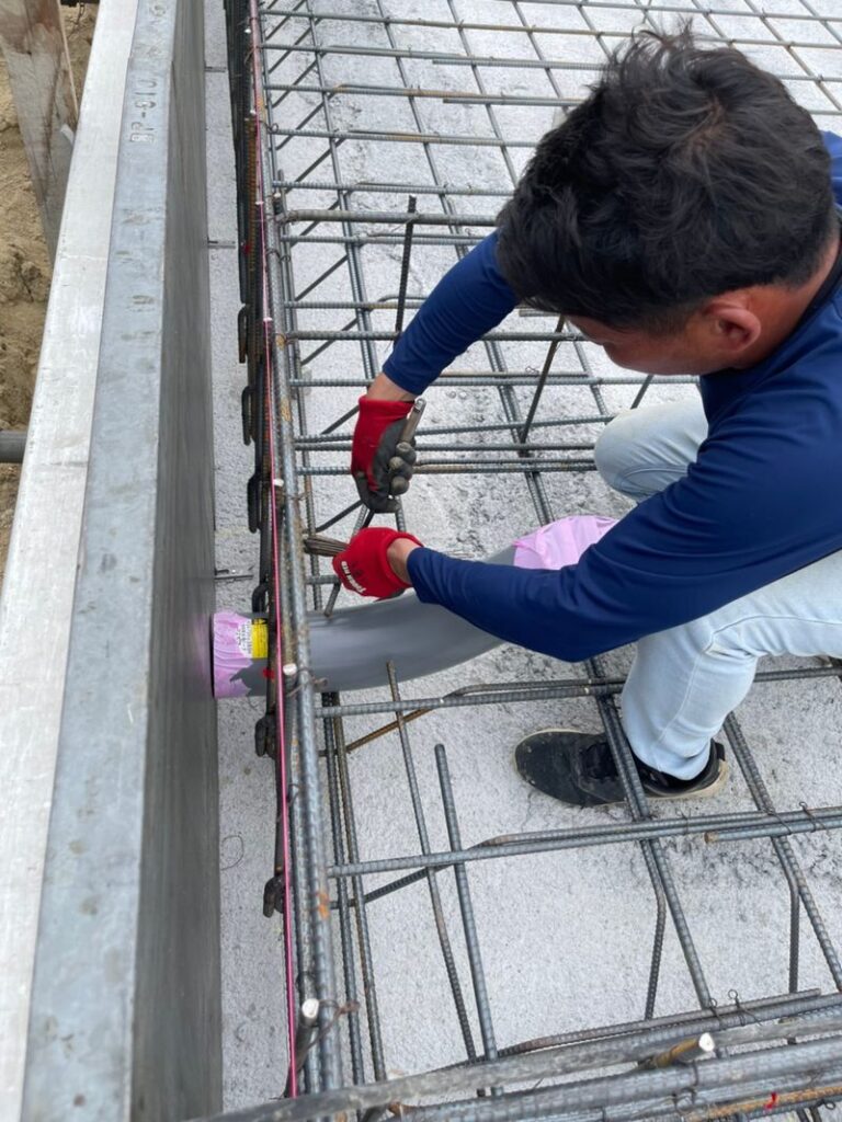 基礎工事のスリーブ取付