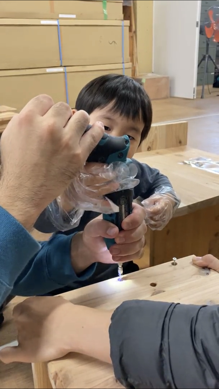 リーフアーキテクチャはお子様と木工体験のワークショップを行っています。