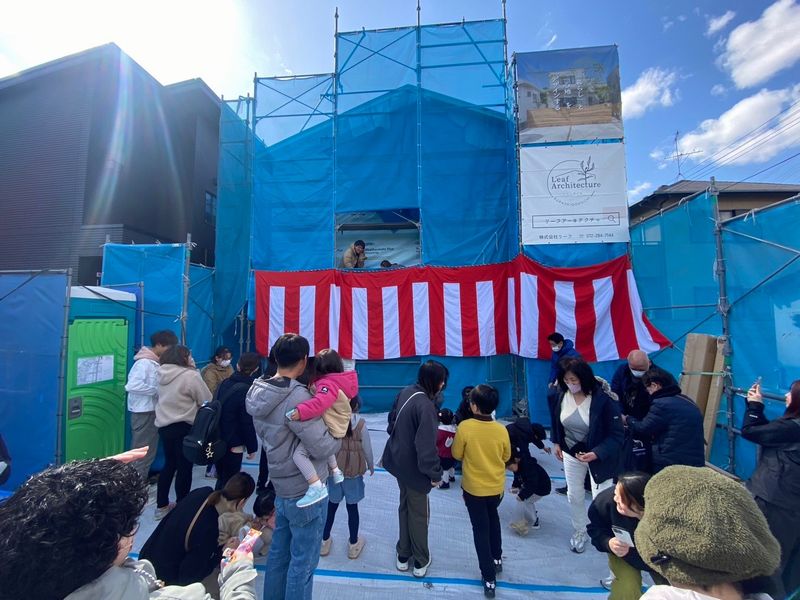 上棟式のあとの餅まきの様子