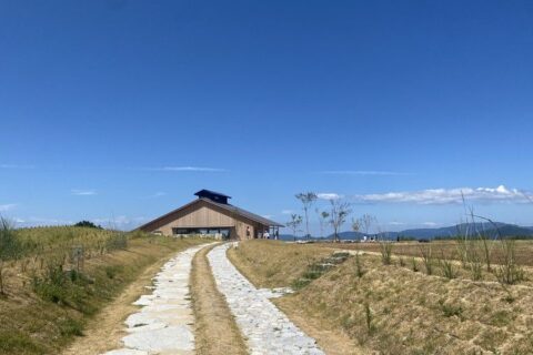 自然と共生する建築美：大串半島の「時の納屋」を訪ねて