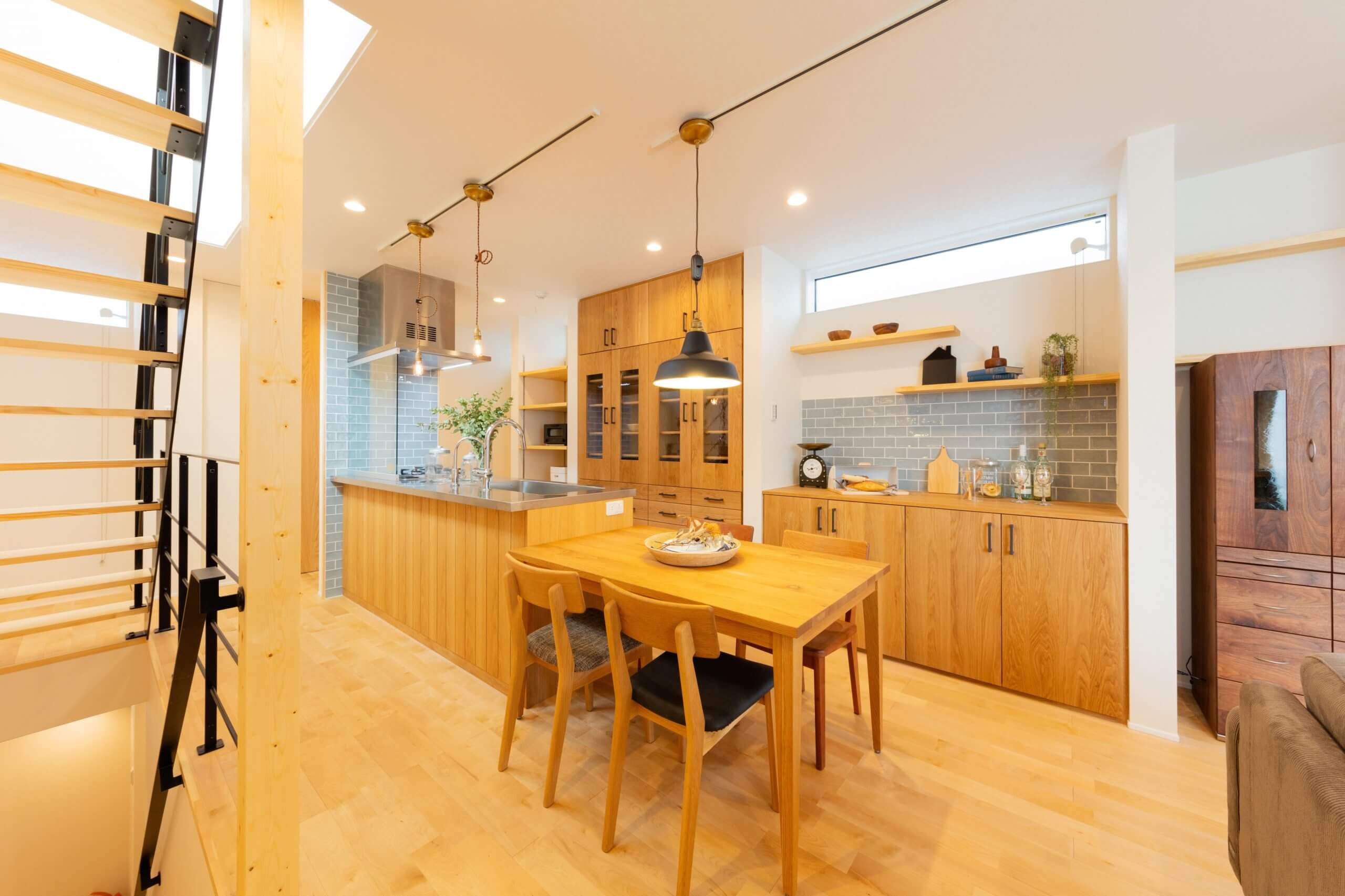 都会に建つツートンでまとめた、屋上庭園のある家の写真3