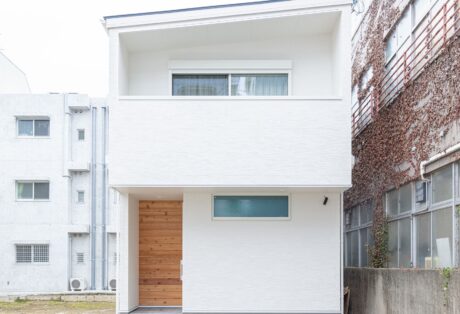 リビングに光が降り注ぐ家