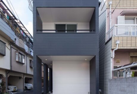 狭小地３階建て路地のある家