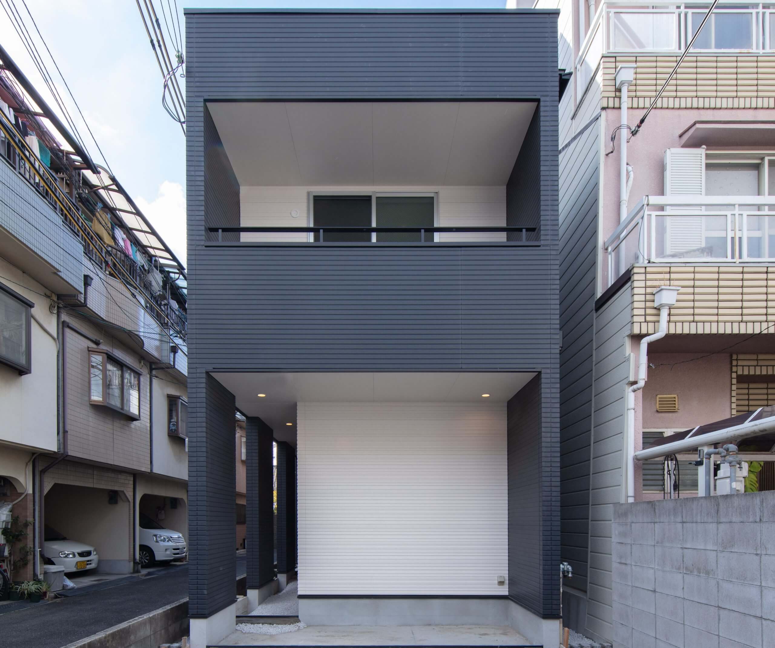 狭小地３階建て路地のある家の写真1