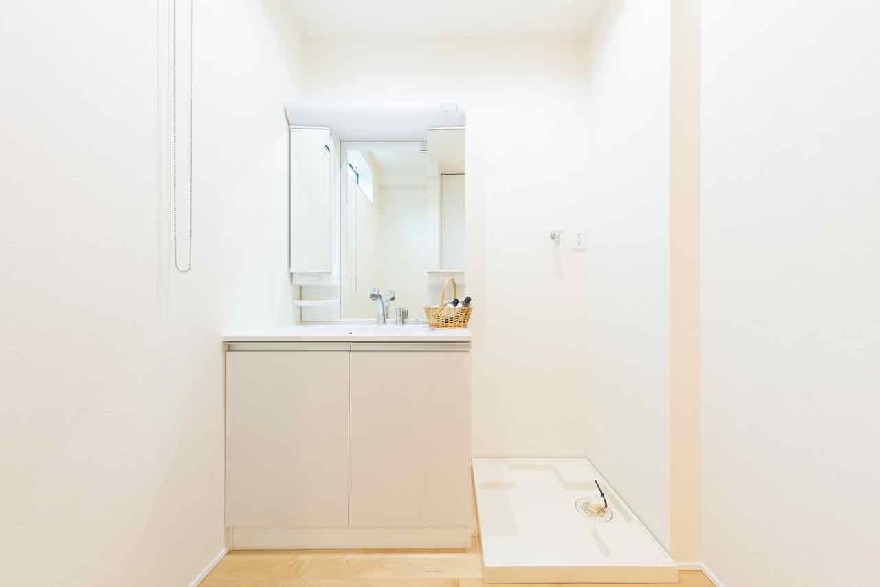 都会に建つツートンでまとめた、屋上庭園のある家の写真10