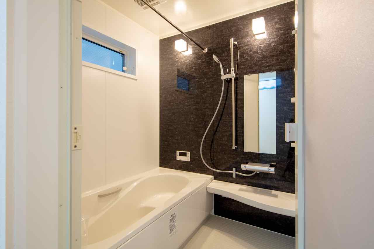 都会に建つツートンでまとめた、屋上庭園のある家の写真8