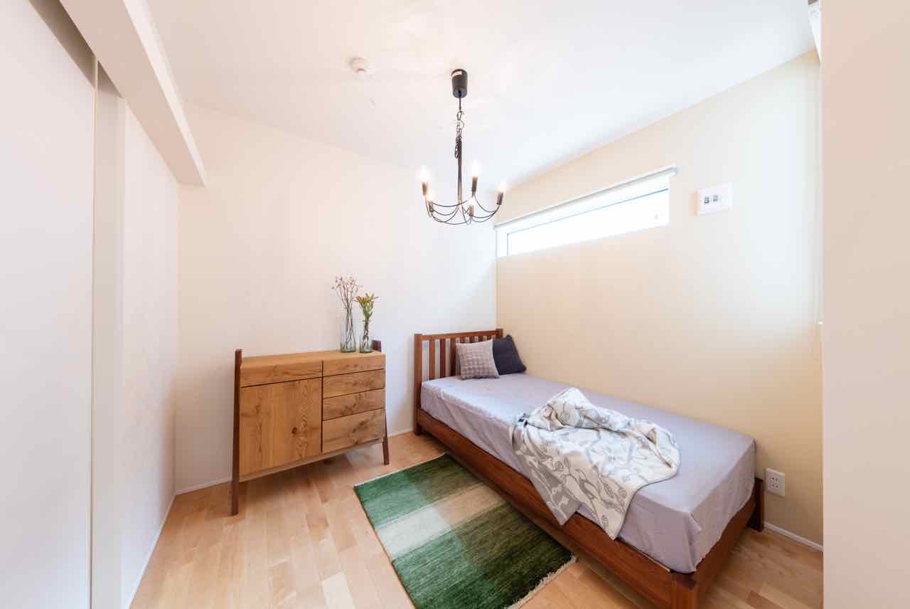 都会に建つツートンでまとめた、屋上庭園のある家の写真7