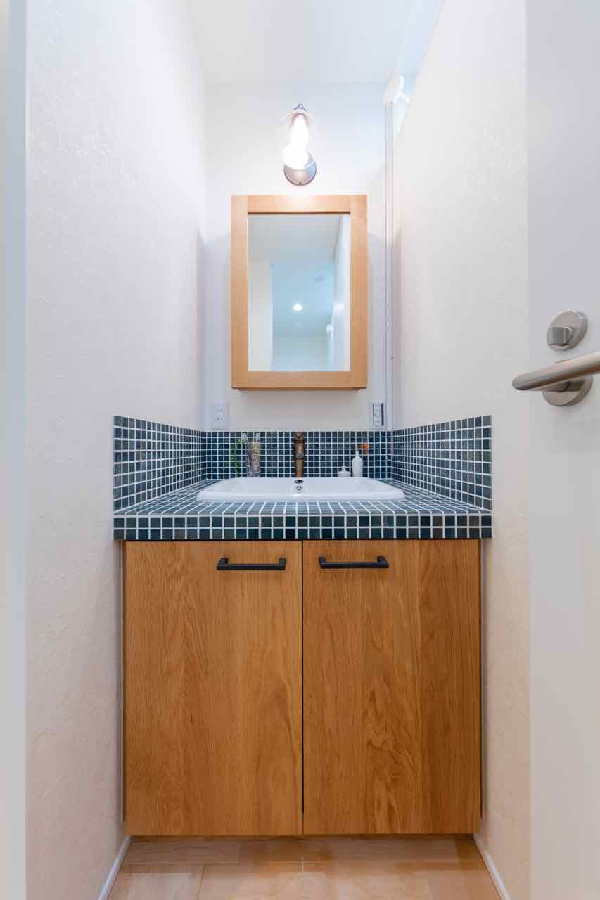 都会に建つツートンでまとめた、屋上庭園のある家の写真9