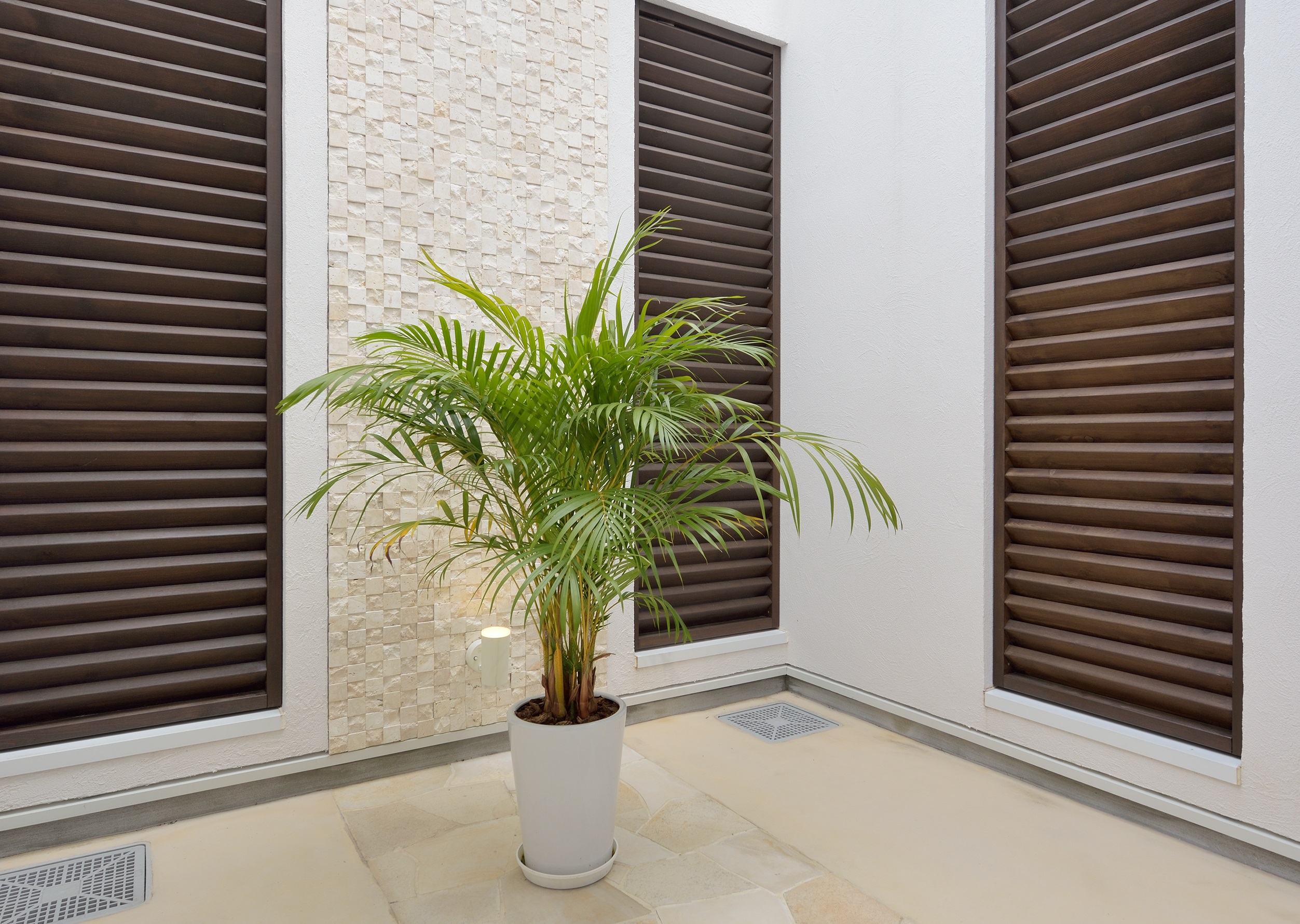 外で過ごしたくなるプライベートテラスのある家の写真11