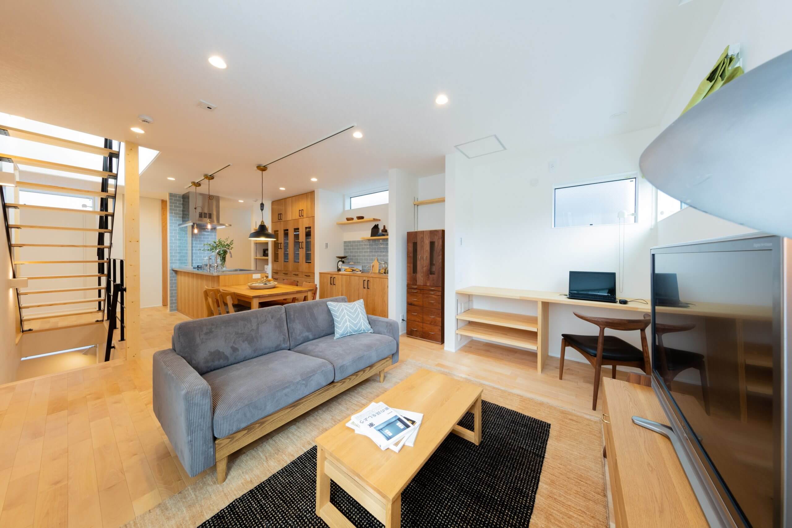 都会に建つツートンでまとめた、屋上庭園のある家の写真2