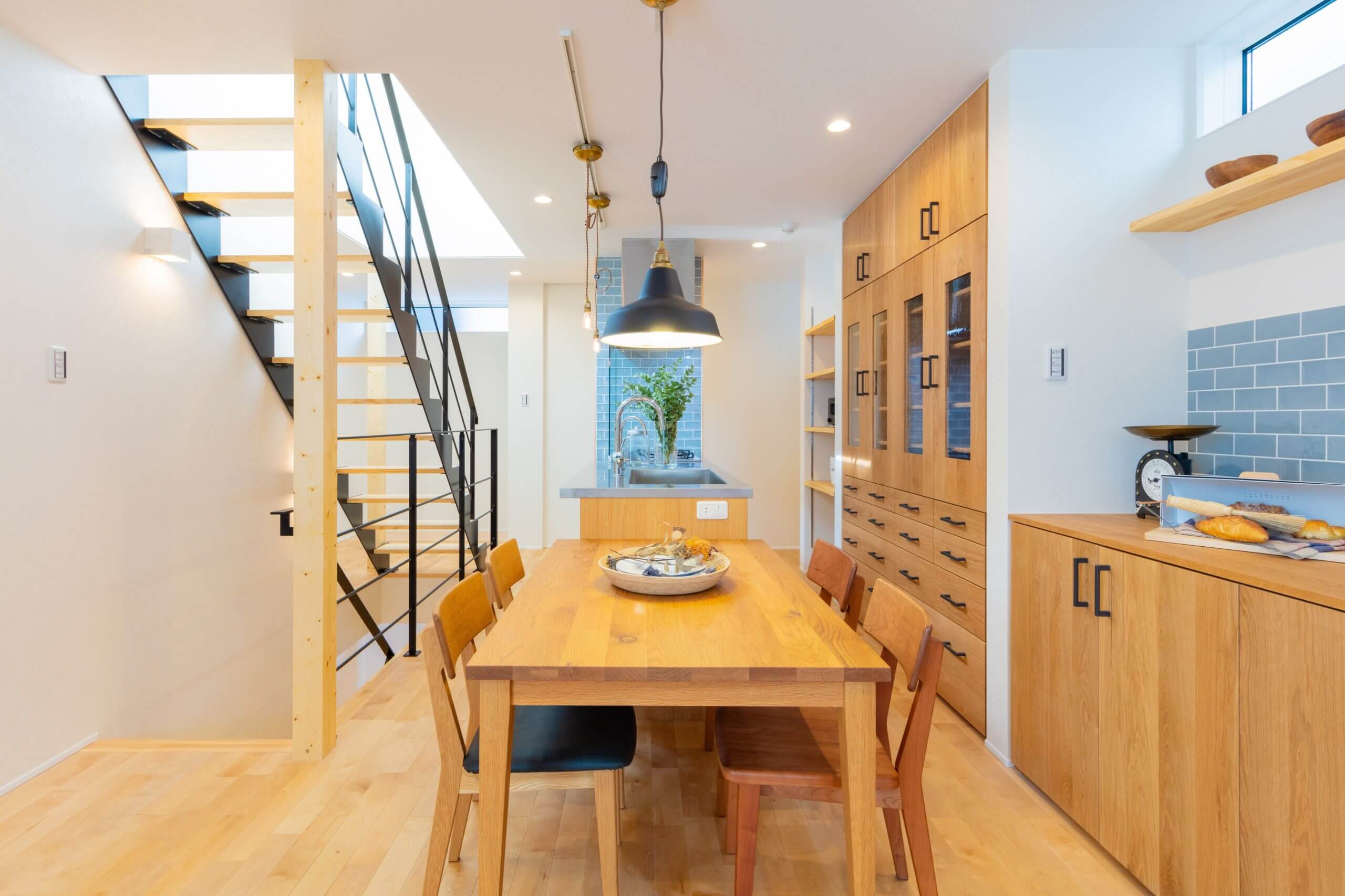 都会に建つツートンでまとめた、屋上庭園のある家の写真4