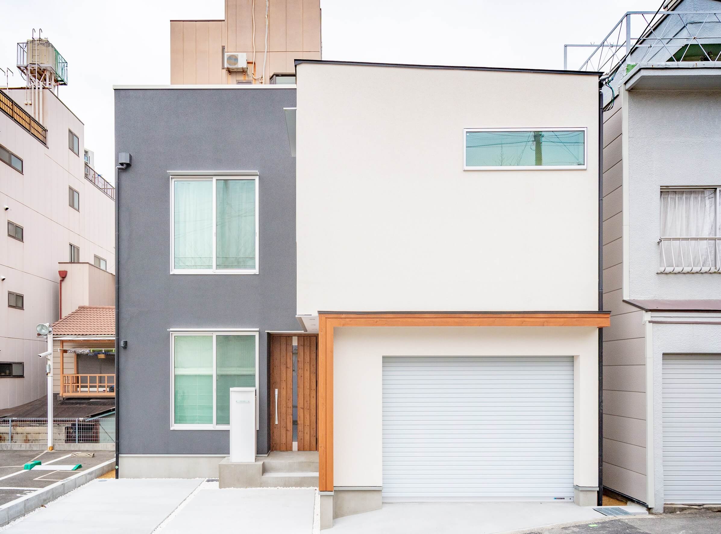 都会に建つツートンでまとめた、屋上庭園のある家の写真1