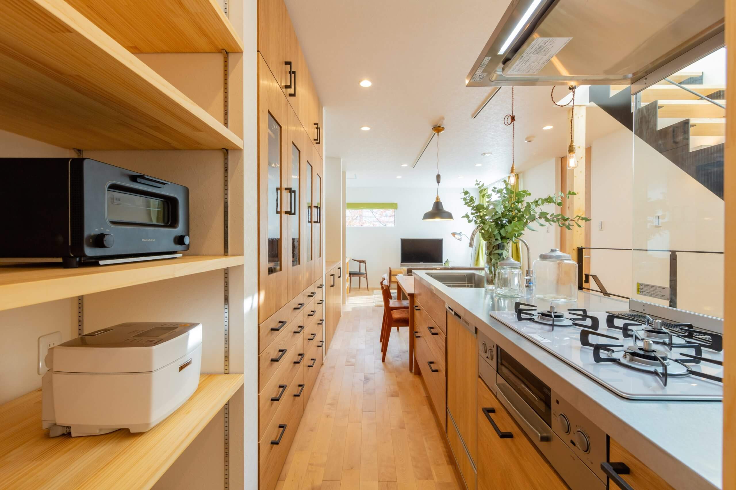 都会に建つツートンでまとめた、屋上庭園のある家の写真5