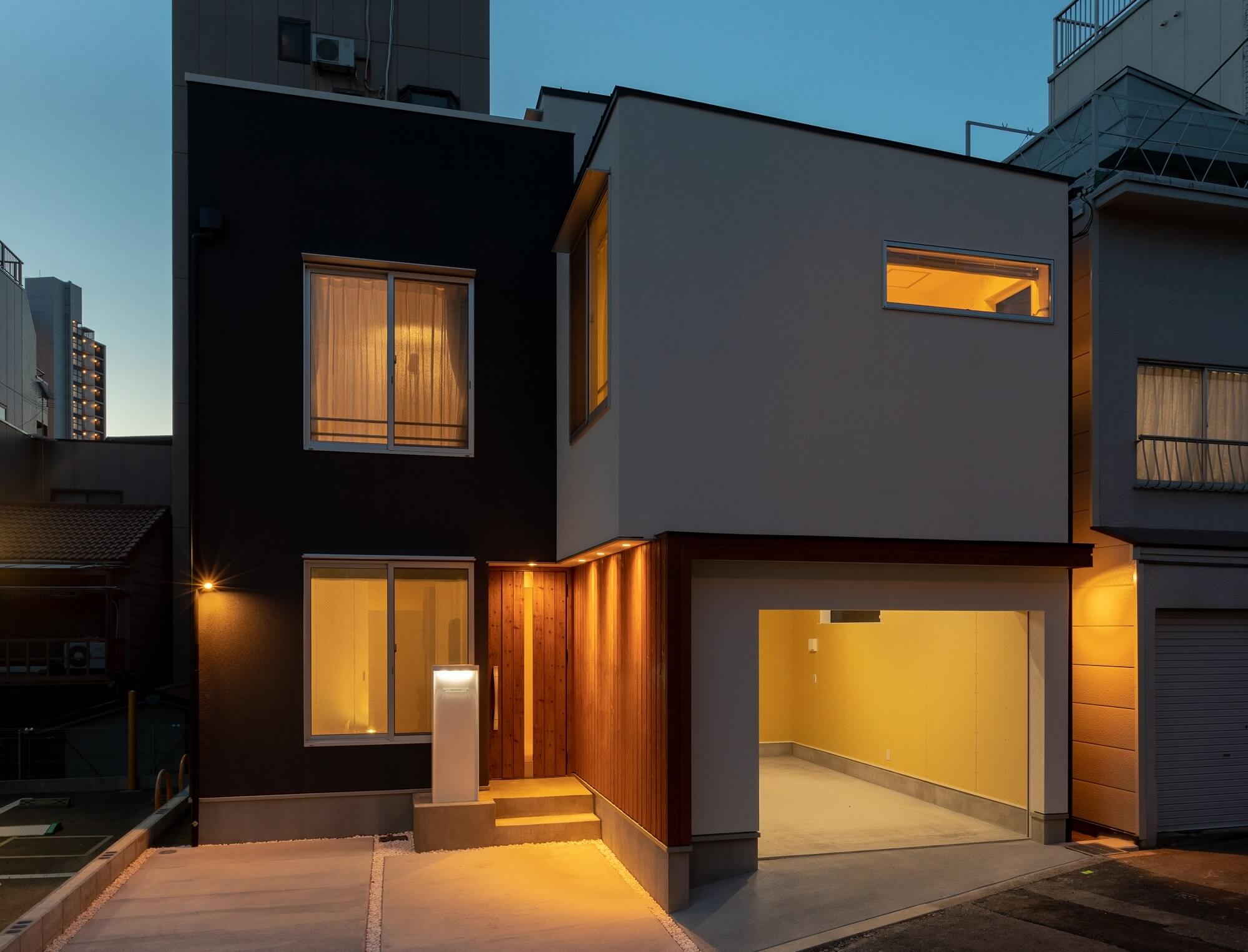 都会に建つツートンでまとめた、屋上庭園のある家の写真12