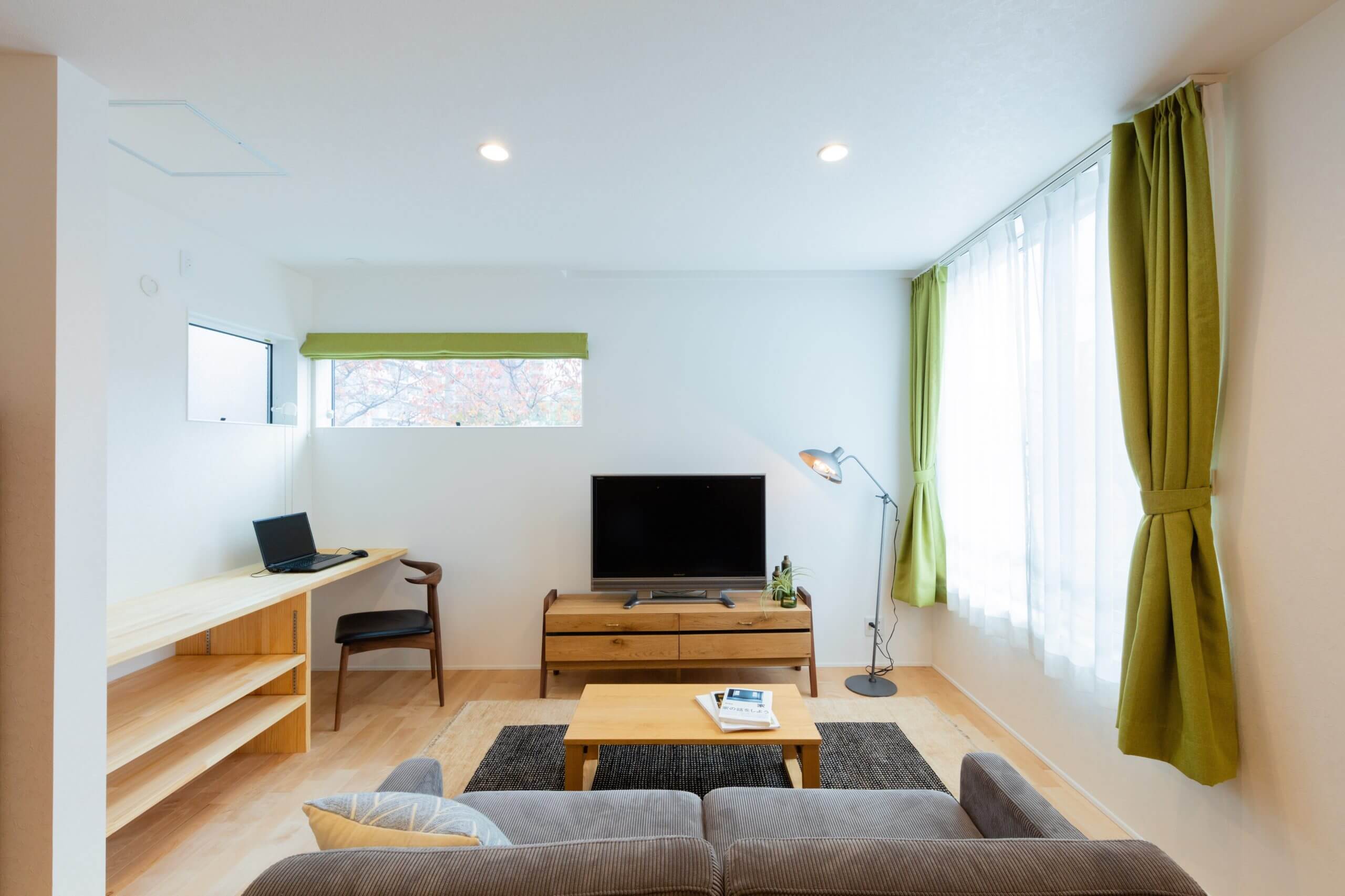 都会に建つツートンでまとめた、屋上庭園のある家の写真6