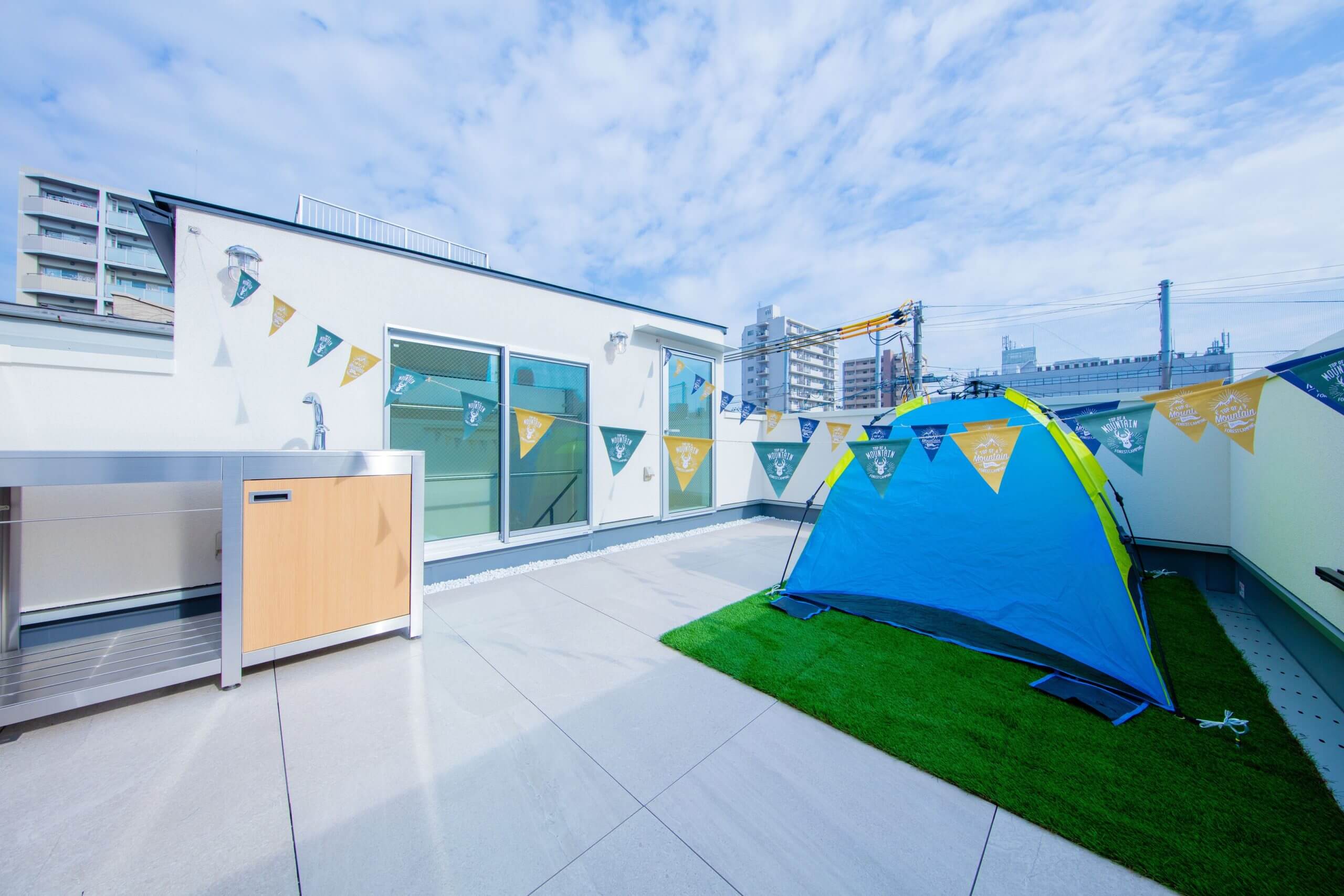 都会に建つツートンでまとめた、屋上庭園のある家の写真11