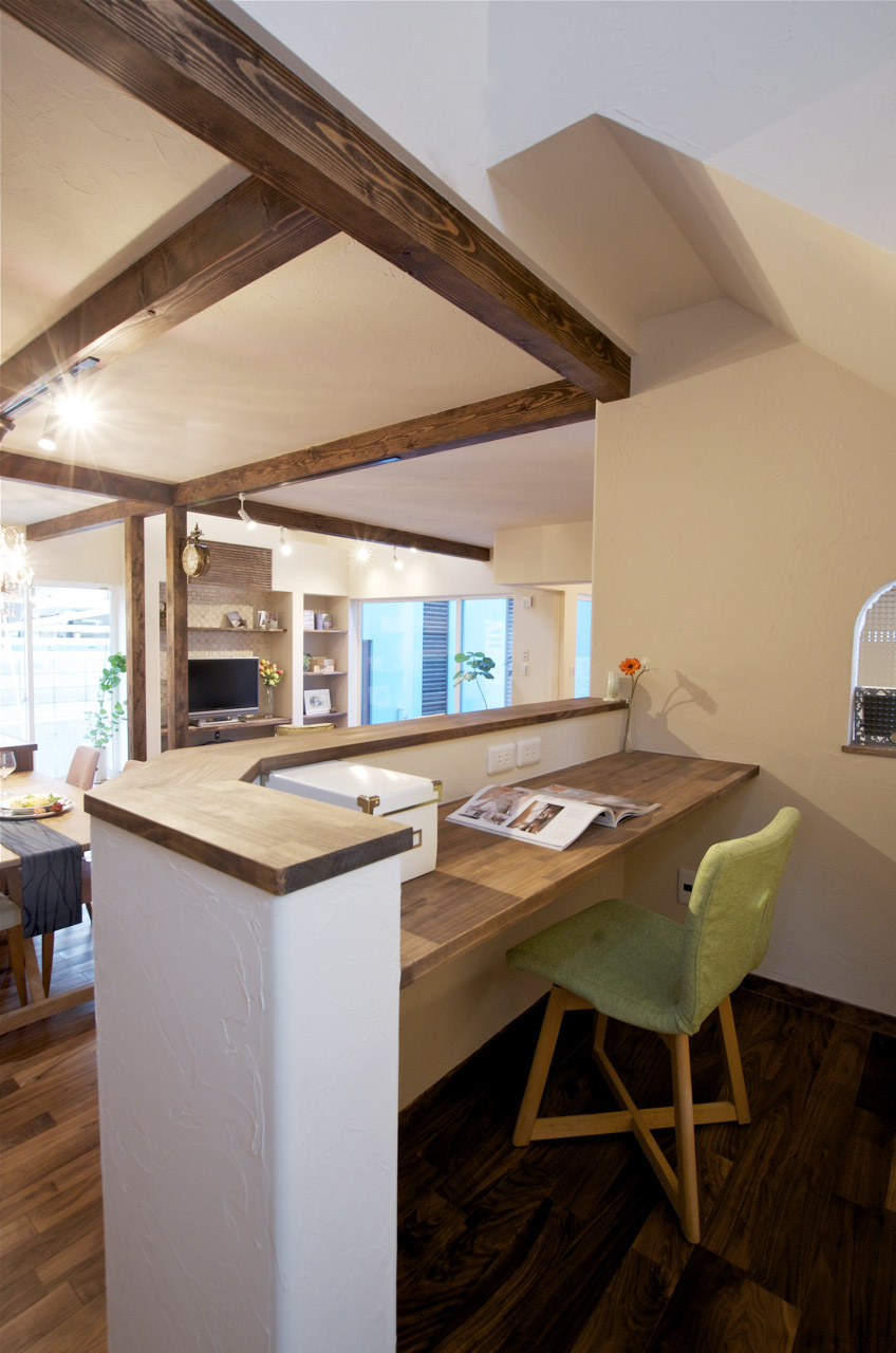 リビングに吹き抜けのある家の写真8