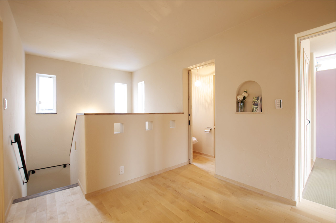 リビングに吹き抜けのある家の写真9