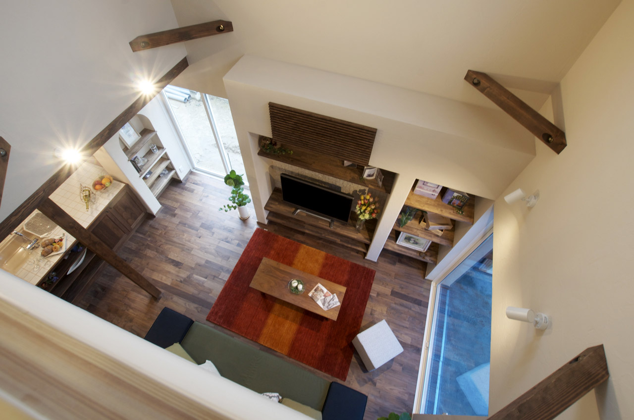 リビングに吹き抜けのある家の写真10