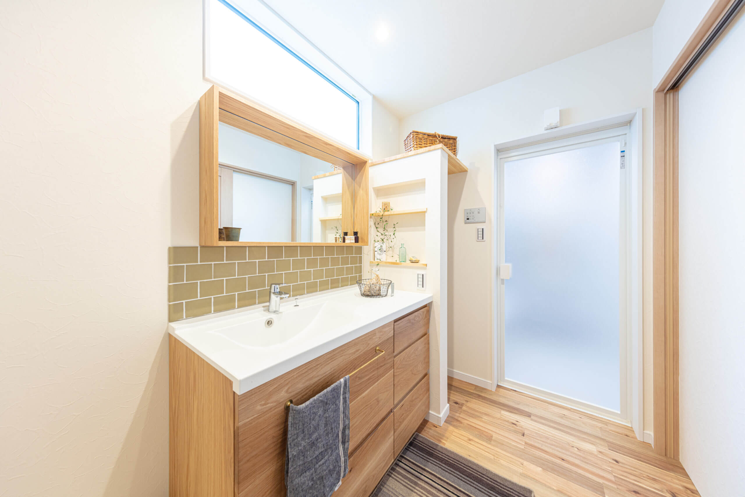 リビングに光が降り注ぐ家の写真5