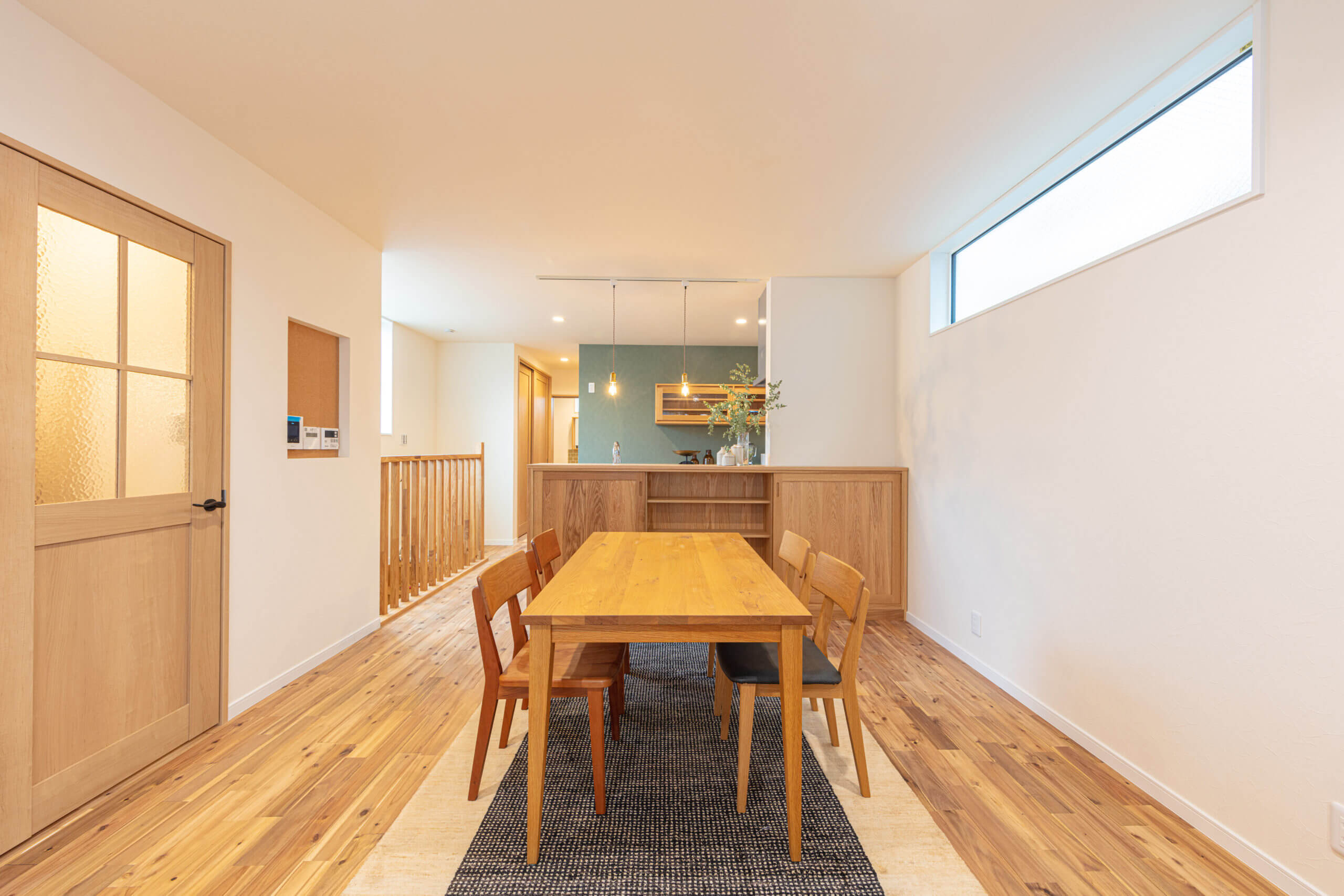 リビングに光が降り注ぐ家の写真9