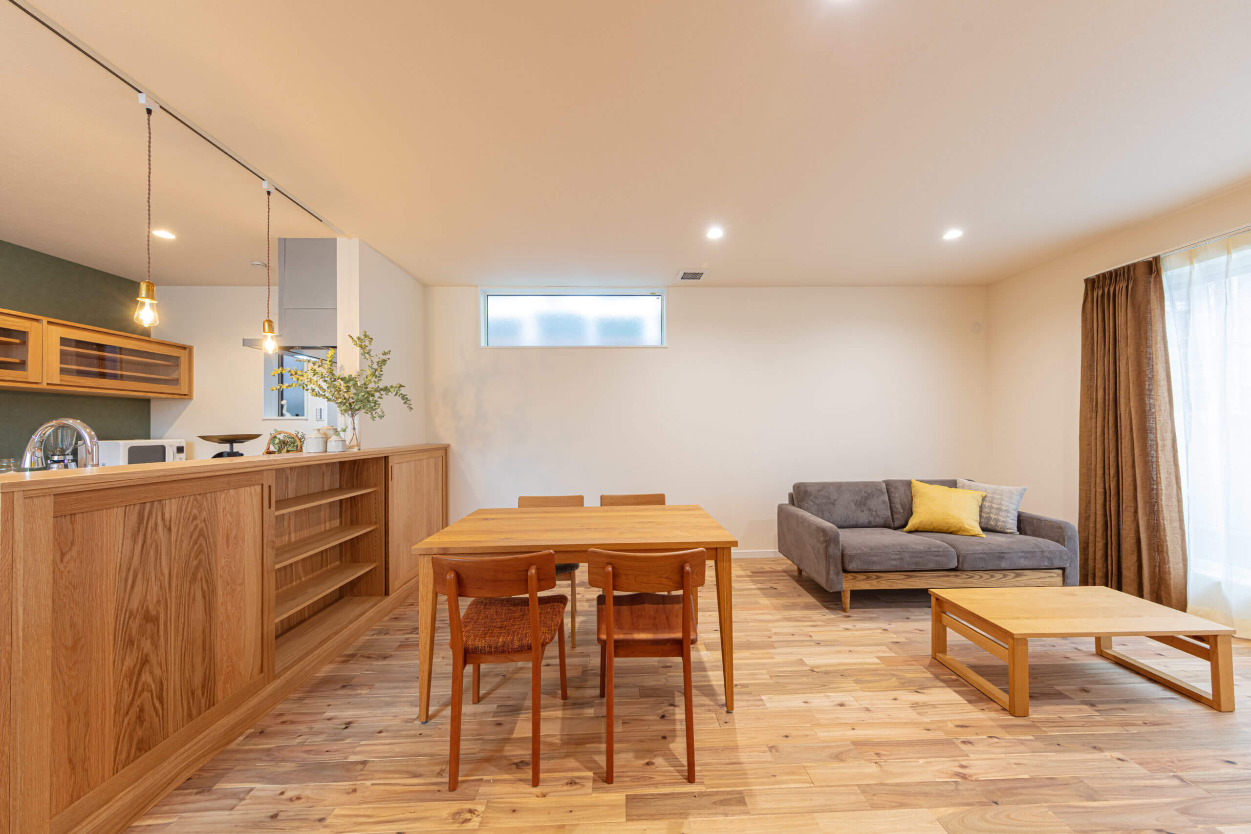 リビングに光が降り注ぐ家の写真10