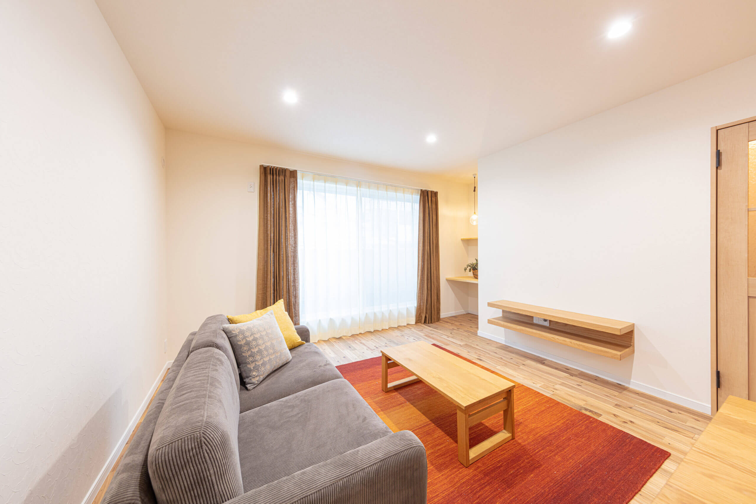 リビングに光が降り注ぐ家の写真11