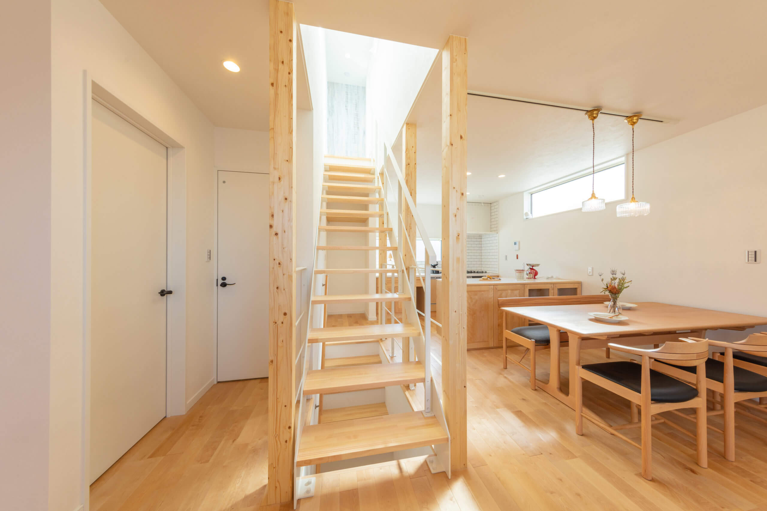 大阪市住吉区に建つ白を基調としたシンプルモダンな家の写真2