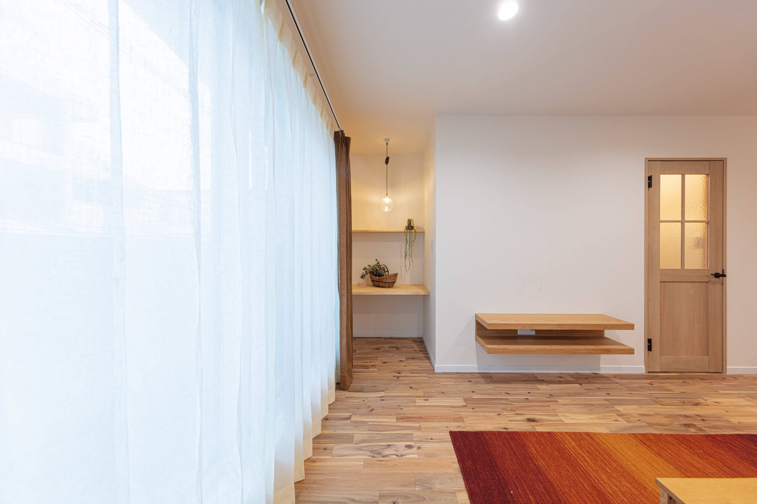 リビングに光が降り注ぐ家の写真12