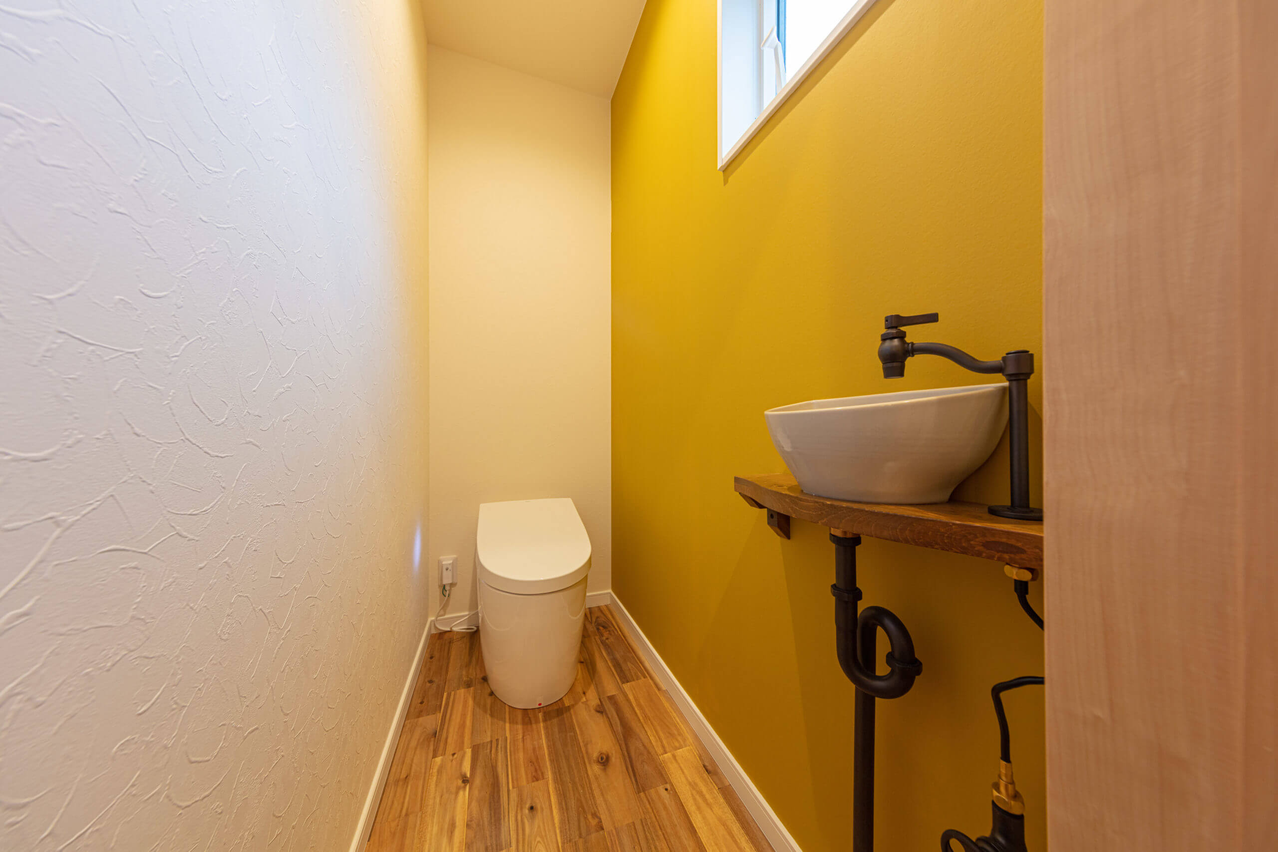 リビングに光が降り注ぐ家の写真4