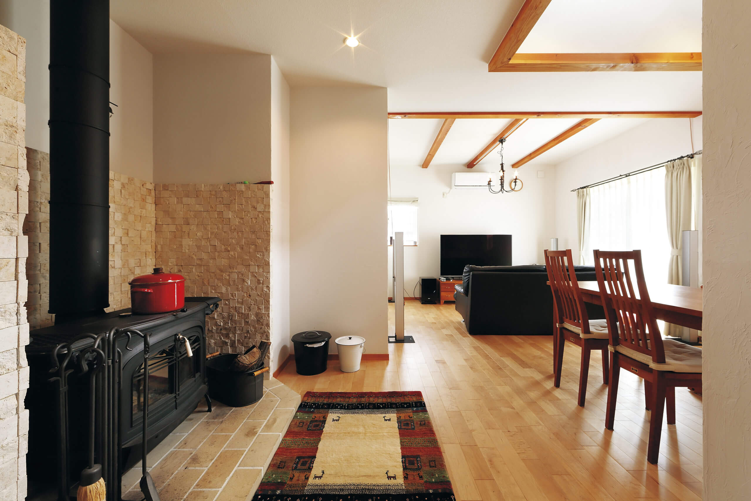 家族の気配を感じる光あふれる家の写真5