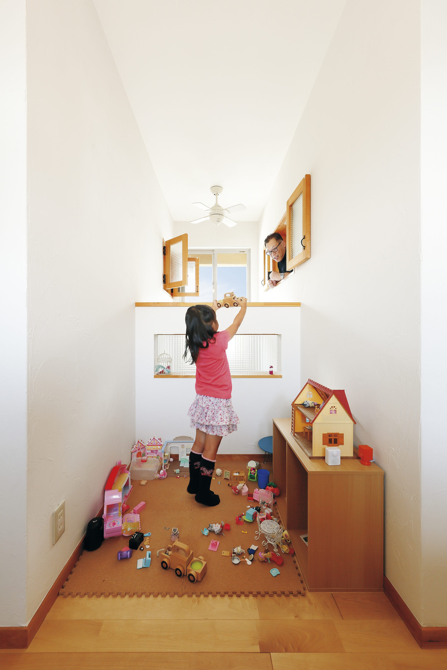 家族の気配を感じる光あふれる家の写真12