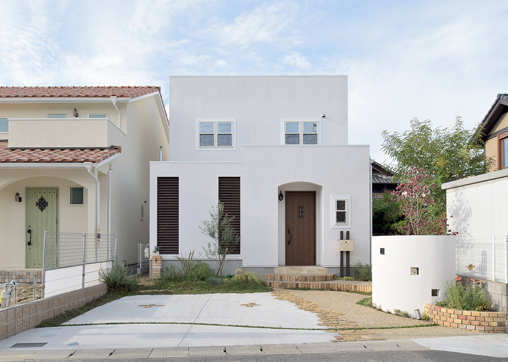 外で過ごしたくなるプライベートテラスのある家の写真1