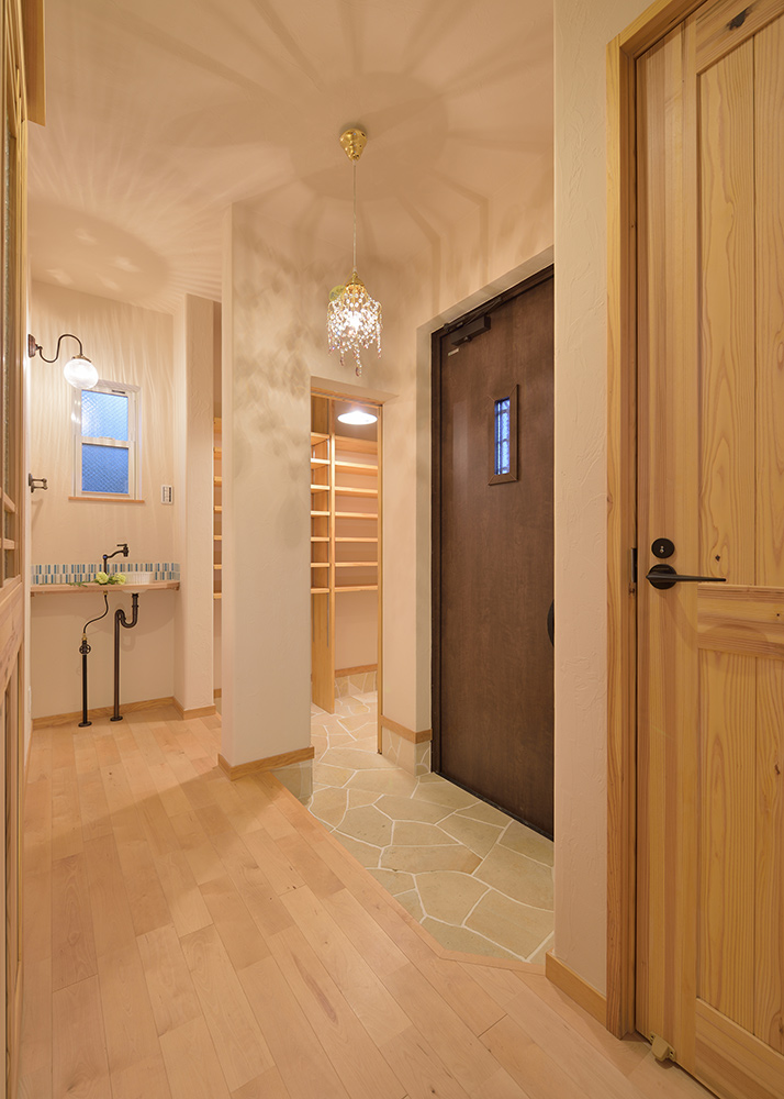 外で過ごしたくなるプライベートテラスのある家の写真2