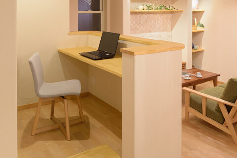 仮設トイレに人工芝を！！