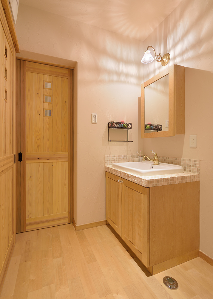 外で過ごしたくなるプライベートテラスのある家の写真8