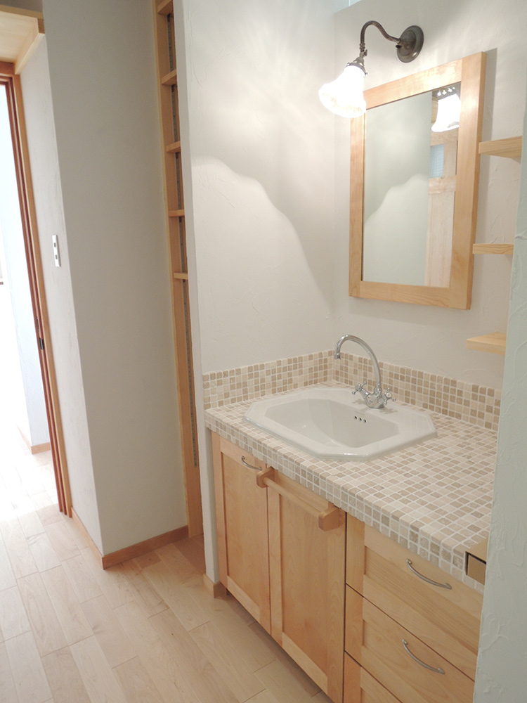 家族の気配を感じる光あふれる家の写真10